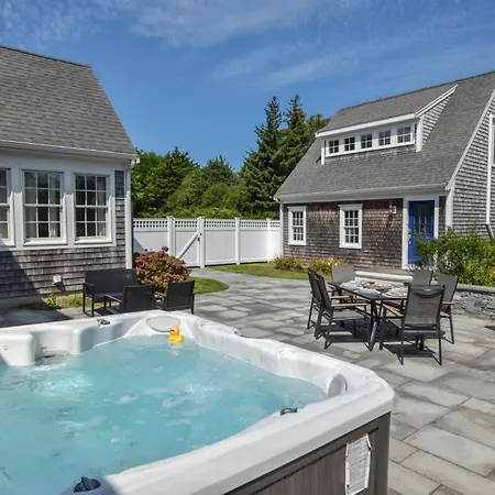 2 Miles To Nauset Beach And Convenient To Town